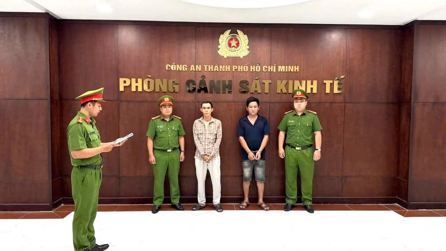 Cơ quan Cảnh sát điều tra Công an TP HCM thi hành lệnh bắt tạm giam đối với 2 đối tượng. Ảnh: Công an