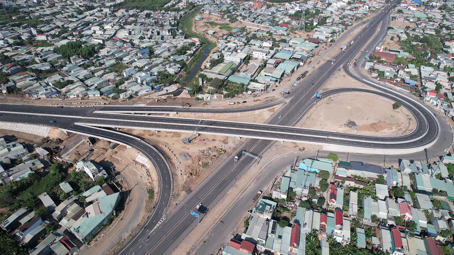 Nút giao giữa đường Võ Nguyên Giáp và cao tốc Biên Hòa - Vũng Tàu đã thành hình, kết nối các dòng phương tiện vào tuyến cao tốc.
