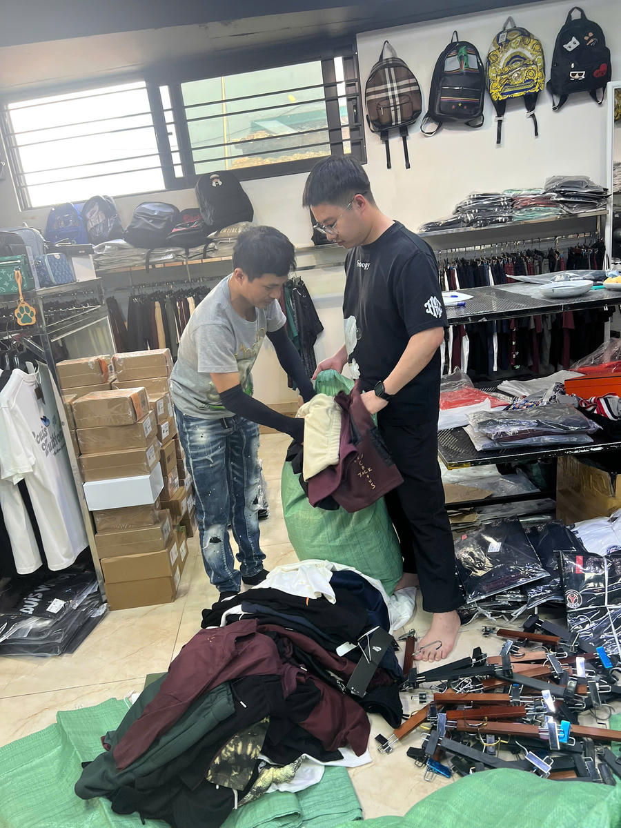 Lực lượng chức năng kiểm tra, thu giữ các hàng hóa giả mạo các thương hiệu thời trang nổi tiếng quốc tế được bảo hộ quyền sở hữu trí tuệ tại Việt Nam..