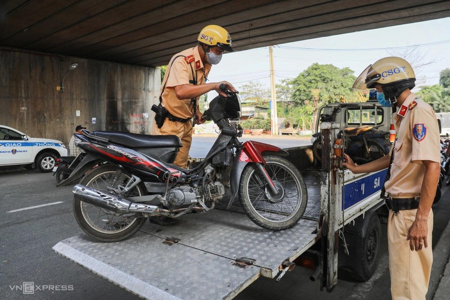 Cảnh sát giao thông đội Rạch Chiếc xử phạt xe cũ nát tại khu vực cầu vượt Bình Phước (TP Thủ Đức).