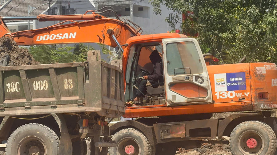 Công nhân hoàn thiện các hạng mục cuối trên tuyến.