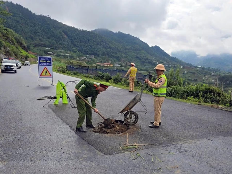 Nhiều hố sụt lún xuất hiện tiềm ẩn nguy cơ mất an toàn giao thông trên Quốc lộ 4D.