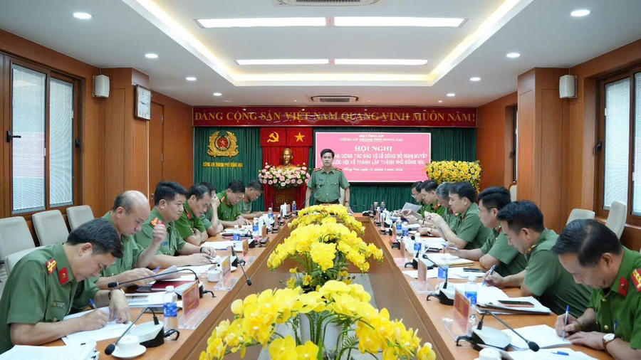 Thiếu tướng Nguyễn Đức Hải, Ủy viên Ban Thường vụ Thành ủy, Bí thư Đảng ủy, Giám đốc Công an thành phố Đồng Nai chủ trì cuộc họp. 