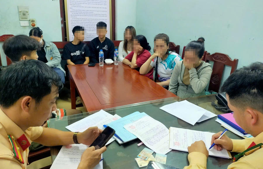 Lực lượng chức năng làm việc với các thanh, thiếu niên vi phạm và đại diện người thân của các đối tượng. (Ảnh: CATH)