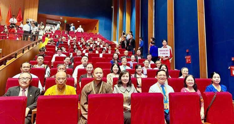 Đoàn đại biểu Ủy ban MTTQ&nbsp; Việt Nam thành phố Đồng Nai chụp ảnh lưu niệm tại hội trường.