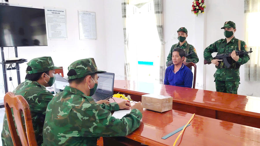 Đối tượng Trần Văn Sang thừa nhận hành vi tàng trữ trái phép chất ma túy.