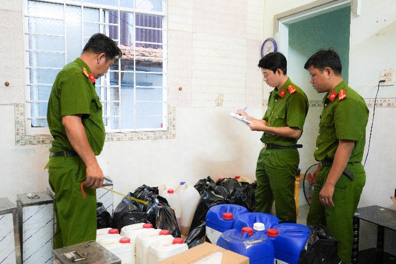 Hàng trăm lít nước hoa làm giả các nhãn hiệu nước hoa nổi tiếng. (Ảnh: Công an TP Cần Thơ)