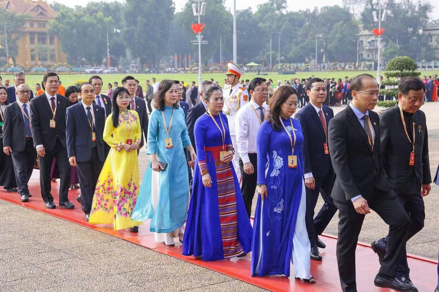 Đoàn đại biểu Ủy ban MTTQ&nbsp; Việt Nam thành phố Đồng Nai cùng các đại biểu tham dự Đại hội của Trung ương MTTQ Việt Nam vào Lăng viếng Bác.