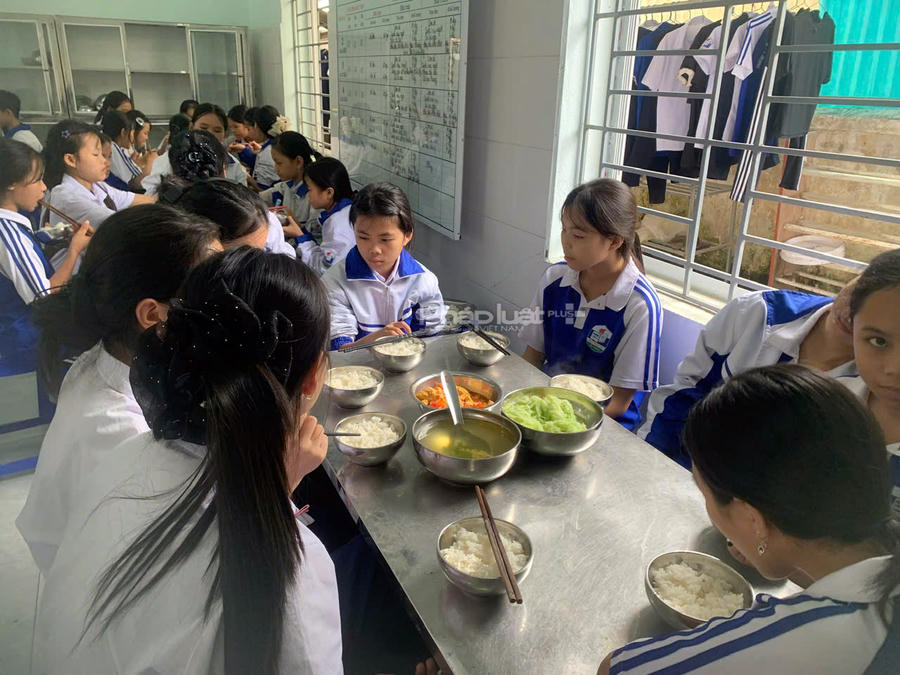 Bữa cơm của học sinh trước và sau khi có thông tin phản ánh trên mạng xã hội. (Ảnh: GVCC).