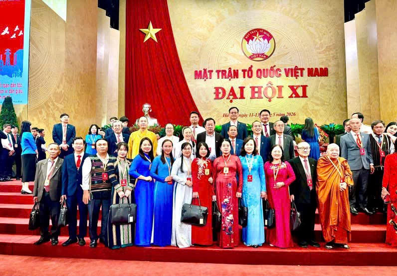 Chủ tịch Ủy ban MTTQ Việt Nam phường Long Thành cùng Đoàn đại biểu MTTQ Việt Nam thành phố Đồng Nai chụp ảnh lưu niệm tại Đại hội. 