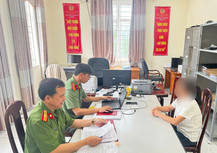 Lực lượng Công an xã tuyên truyền, giải thích cho bà K. về bản chất của "Pháp luân công". (Ảnh: Công an Lai Châu).
