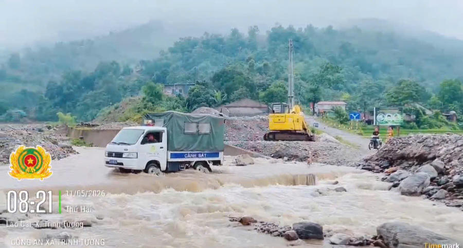 Công an xã Trịnh Tường sử dụng ô tô chuyên dụng đưa người dân và các em học sinh vượt suối đến trường.