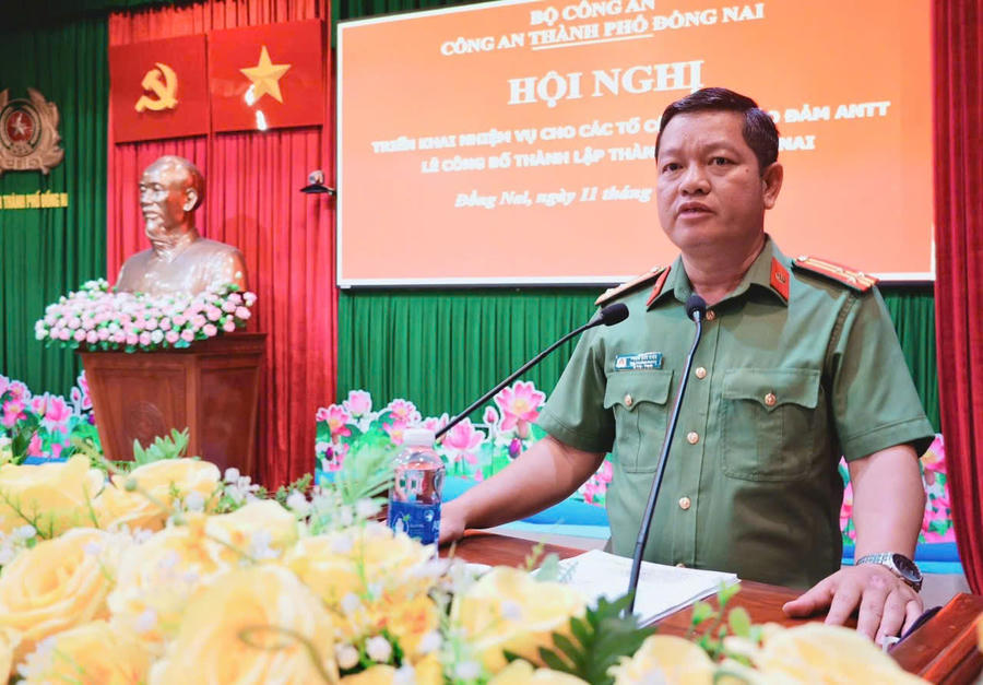 Thượng tá Phạm Đức Kiên, Phó Trưởng phòng Tham mưu Công an thành phố triển khai các nội dung tại hội nghị.