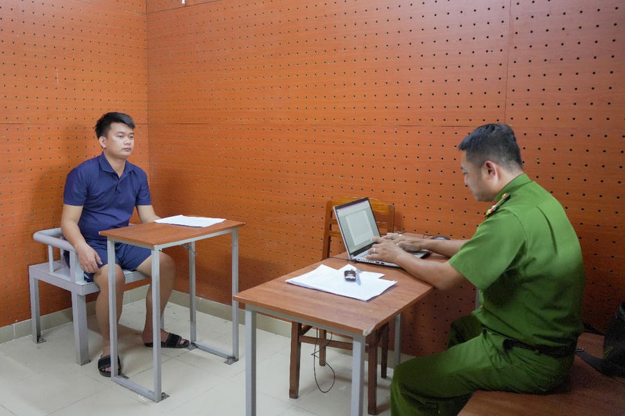 Đối tượng Hồ Bảo Khanh tại Cơ quan Công an. (Ảnh: Công an TP Cần Thơ)