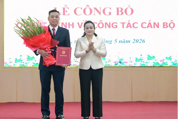Bà Nguyễn Hải Trâm, Ủy viên Trung ương Đảng, Phó Bí thư Thường trực Đảng ủy, Phó Chánh án TAND tối cao trao quyết định, tặng hoa chúc mừng ông Mai Anh Tài, Chánh án TAND tỉnh Ninh Bình. Bà Nguyễn Hải Trâm, Ủy viên Trung ương Đảng, Phó Bí thư Thường trực Đảng ủy, Phó Chánh án TAND tối cao trao quyết định, tặng hoa chúc mừng ông Mai Anh Tài, Chánh án TAND tỉnh Ninh Bình.