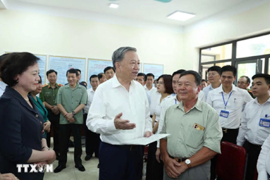 Tổng Bí thư Tô Lâm (nay là Tổng Bí thư, Chủ tịch nước) thăm hỏi Nhân dân đến làm thủ tục hành chính tại Trung tâm hành chính công xã Phúc Thịnh,
TP Hà Nội, tháng 7/2025. (Ảnh: TTXVN) Tổng Bí thư Tô Lâm (nay là Tổng Bí thư, Chủ tịch nước) thăm hỏi Nhân dân đến làm thủ tục hành chính tại Trung tâm hành chính công xã Phúc Thịnh,
TP Hà Nội, tháng 7/2025. (Ảnh: TTXVN)