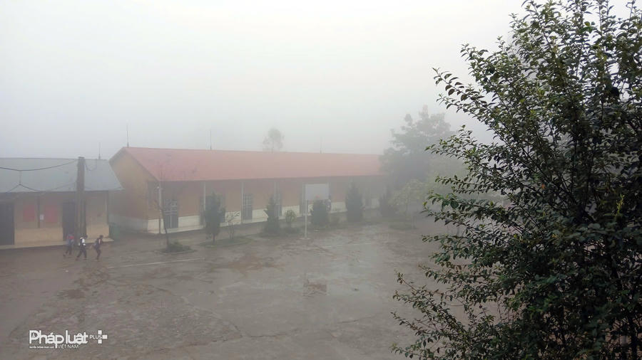 Trường Phổ thông dân tộc Bán trú Tiểu học và THCS Khấu Ly mù sương khi thời tiết mưa.