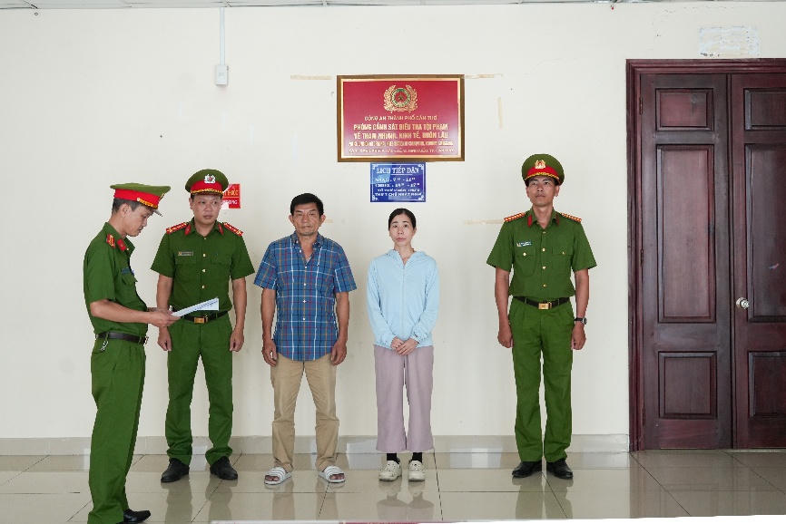 Công an thành phố Cần Thơ tống đạt quyết định khởi tố và thực hiện Lệnh bắt tạm giam đối với Lê Văn Hải, ra Quyết định Cấm đi khỏi nơi cư trú đối với Vũ Thanh Thủy. (Ảnh: Công an TP Cần Thơ)