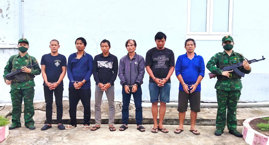 Các thuyền viên trên tàu cá BT 93977 TS thừa nhận hành vi tàng trữ, sử dụng trái phép chất ma túy tại Đồn Biên phòng Hòn Chuối.