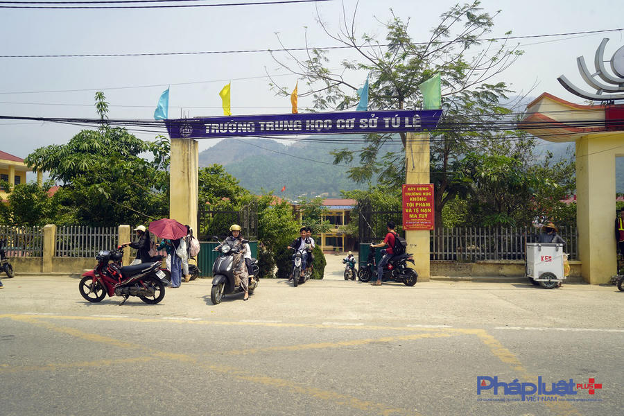Trường THCS Tú Lệ hiện vẫn đang thiếu giáo viên một số bộ môn, do đó Ban giám hiệu phải tăng tiết dạy. (Ảnh: Phàn Họ).