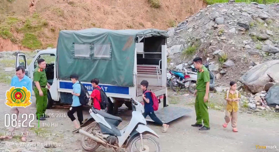 Sự hỗ trợ kịp thời của Công an xã Trịnh Tường đã góp phần bảo đảm an toàn tính mạng, tài sản cho người dân trong mưa lũ.