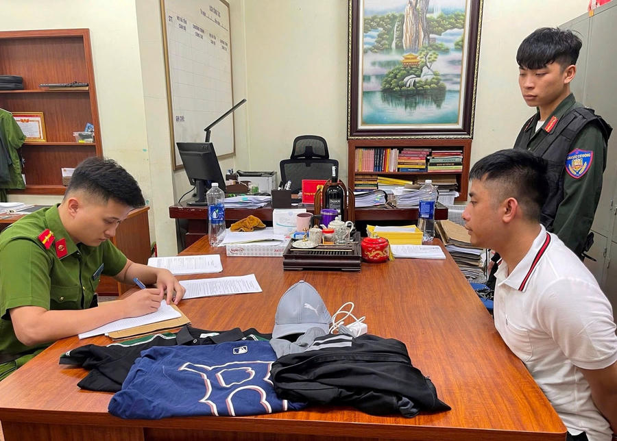 Cơ quan Công an lấy lời khai Bùi Đình Khánh. Cơ quan Công an lấy lời khai Bùi Đình Khánh.