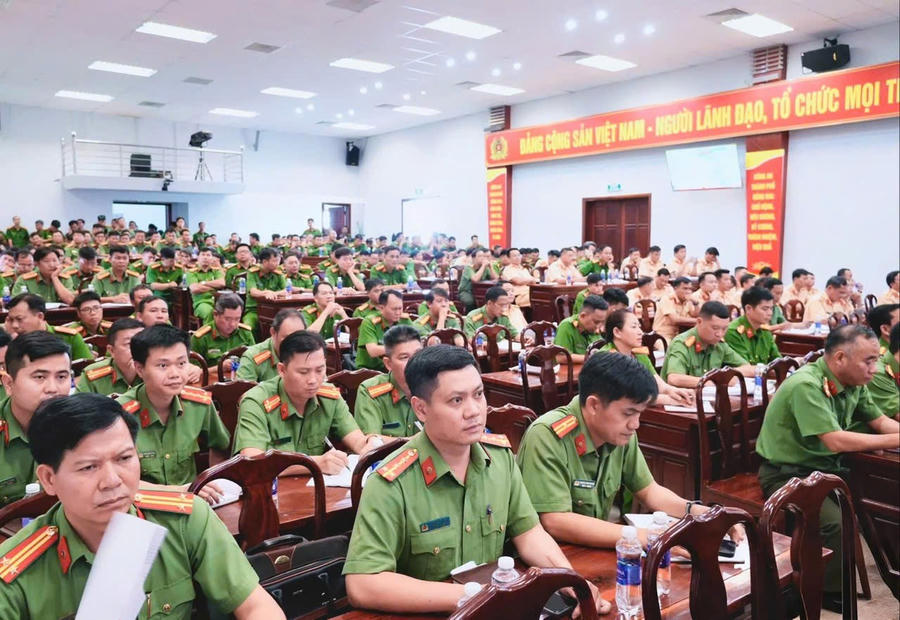 Các cán bộ, chiến sĩ tham gia hội nghị.