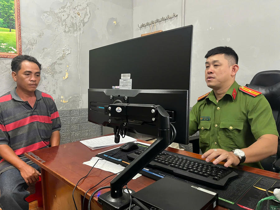 Đối tượng Nguyễn Minh Thành làm việc tại Cơ quan Công an. (Ảnh: Công an TP HCM)