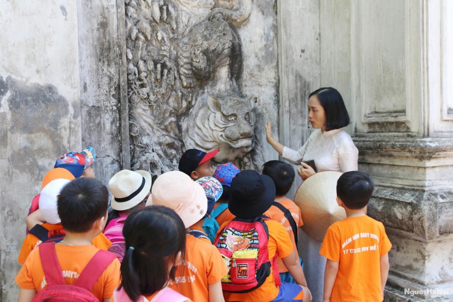 Qua lịch sử, mỗi người hiểu hơn về truyền thống dân tộc, tinh thần đoàn kết và những hi sinh to lớn để có được cuộc sống hòa bình hôm nay. (Ảnh minh họa. Người Hà Nội)