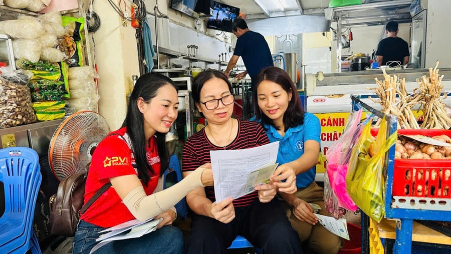 BHXH cơ sở ở TP. Hồ Chí Minh đến từng hộ kinh doanh để tư vấn. (Ảnh: PT)