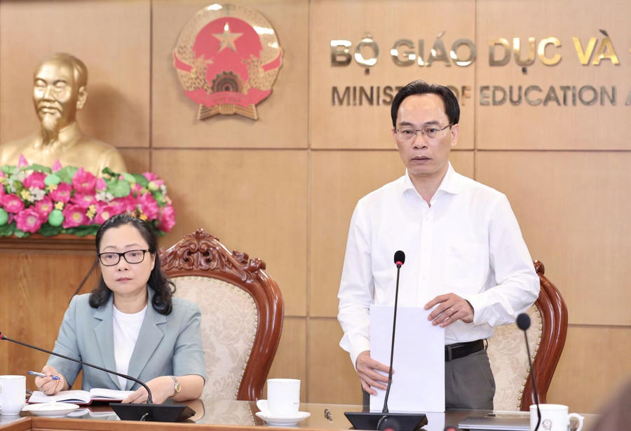 Bộ trưởng Bộ GD&ĐT Hoàng Minh Sơn phát biểu chỉ đạo tại buổi làm việc.