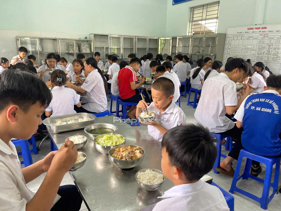 Bữa cơm của học sinh trước và sau khi có thông tin phản ánh trên mạng xã hội. (Ảnh: GVCC).