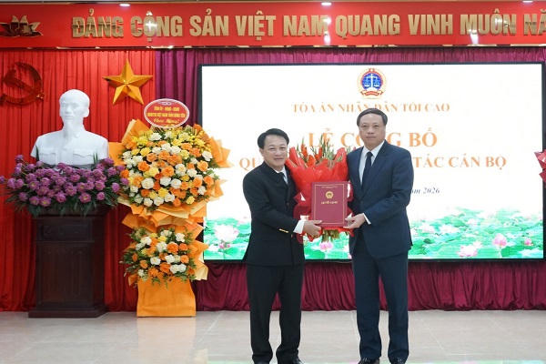 Ông Lê Tiến, Phó Chánh án TAND Tối cao (bên phải) trao Quyết định điều động, bổ nhiệm Chánh án TAND tỉnh Hưng Yên cho ông Nguyễn Xuân Sơn.