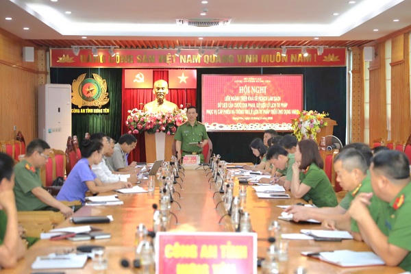 Phó Giám đốc Công an tỉnh Hưng Yên phát biểu chỉ đạo tại hội nghị.