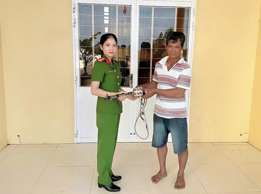 Lực lượng Công an tiếp nhận bộ công cụ kích điện do người dân tự nguyện giao nộp.