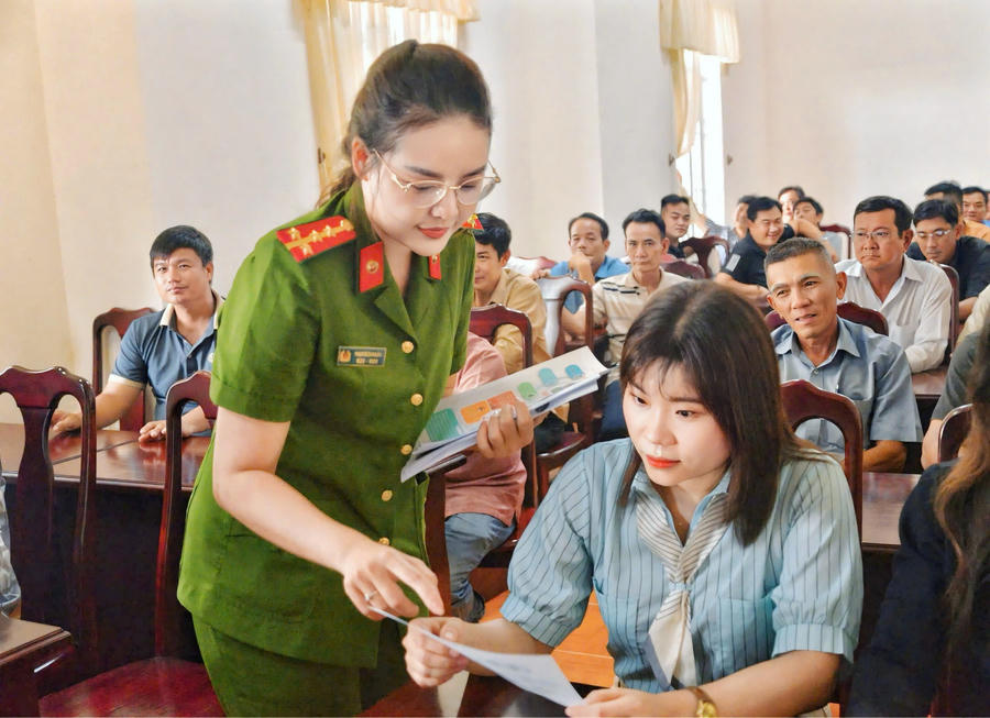 Cán bộ Công an tỉnh Cà Mau tuyên truyền, cảnh báo các phương thức, thủ đoạn lừa đảo trên không gian mạng đến người dân.
