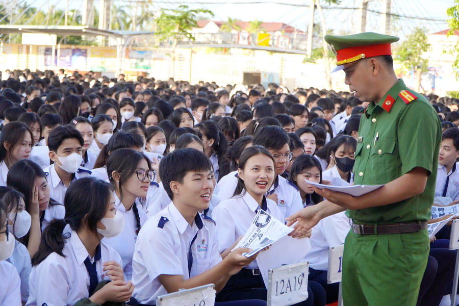 Công an xã Cái Nước phát tờ rơi tuyên truyền phòng, chống ma túy cho học sinh.