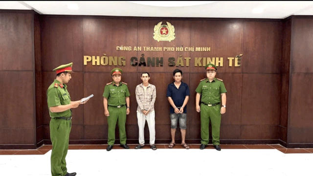 Thái (áo thun đen) và Thắng bị khởi tố bắt tạm giam.