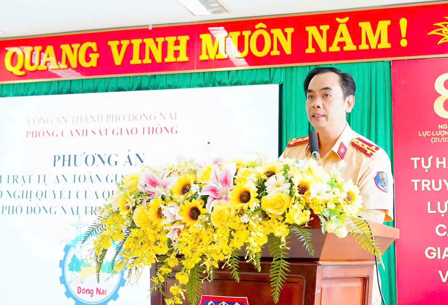 Đại tá Trần Trọng Thủy - Trưởng Phòng CSGT Công an thành phố Đồng Nai chủ trì hội nghị. 