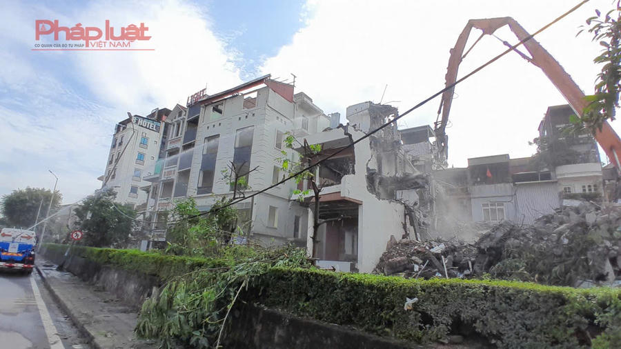 Máy cẩu, máy múc cỡ lớn vươn gầu gầm rú phá dỡ trên con phố, những căn nhà trơ trọi bê tông, sắt thép nằm la liệt.