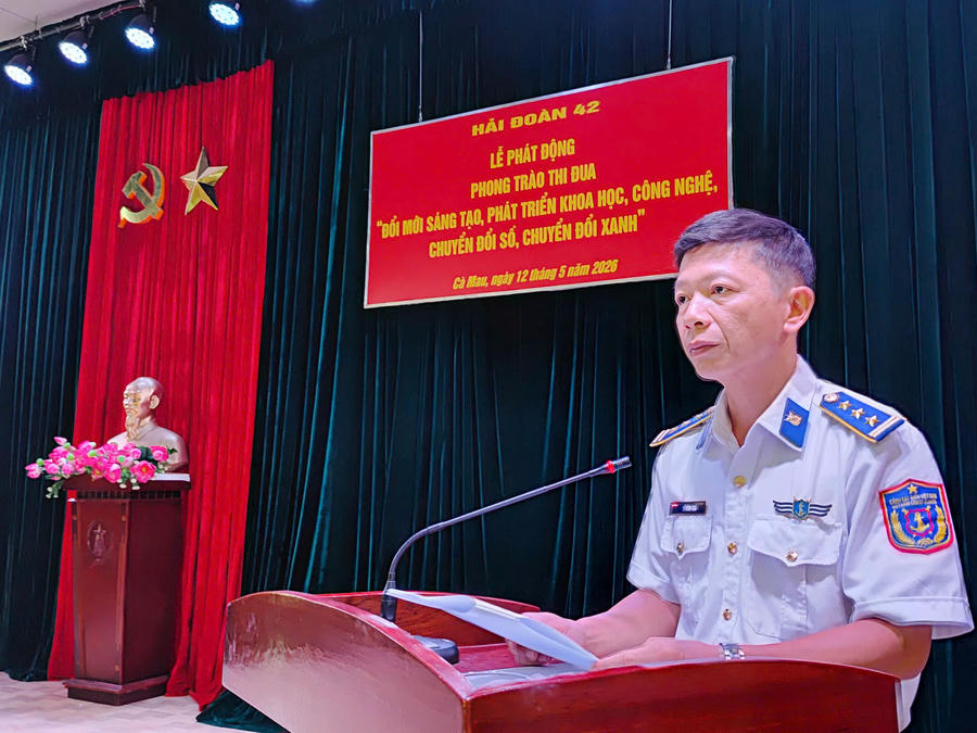 Thượng tá Vũ Đình Ngà, Phó Chính ủy Hải đoàn 42 phát động phong trào thi đua.