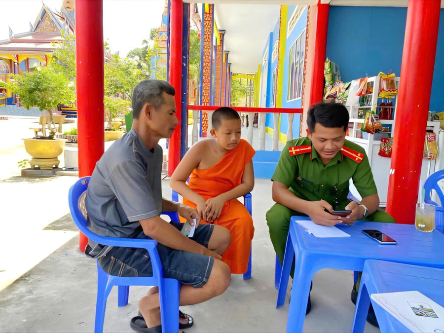 Công an phường Vĩnh Trạch hướng dẫn sư sãi và Nhân dân sử dụng dịch vụ công trực tuyến, đồng thời tuyên truyền pháp luật gắn với phong trào “Bình dân học vụ số” đến từng hộ dân.