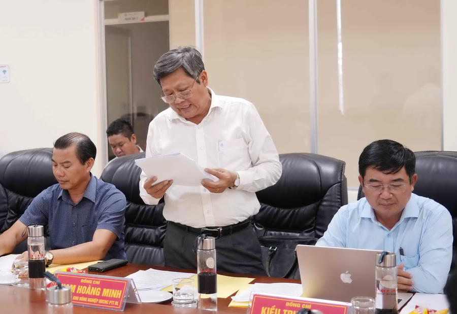 Ông Phạm Hoàng Minh - Giám đốc Ban Quản lý Khu nông nghiệp ứng dụng công nghệ cao phát triển tôm Bạc Liêu báo cáo những khó khăn, vướng mắc của đơn vị trong thời gian qua.