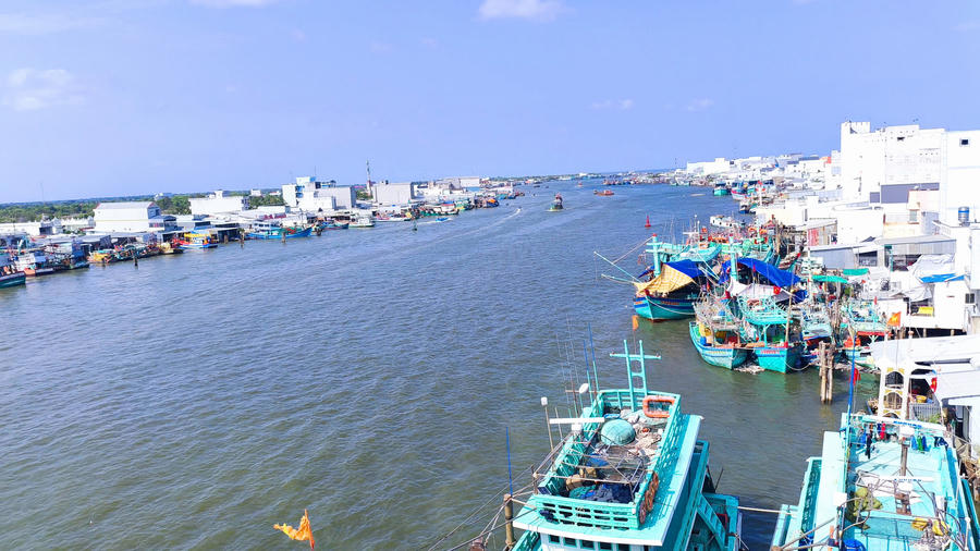 Xã Sông Đốc hiện có 1.134 tàu cá khai thác thủy sản, trong đó phần lớn là tàu công suất lớn hoạt động xa bờ với 685 tàu dài từ 15m trở lên.