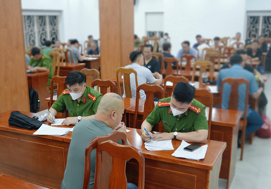 Công an tiến hành làm việc với từng công dân. Ảnh: CA