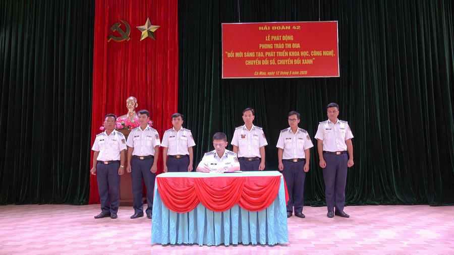 Đồng chí Thượng tá Lê Đức Tuấn - Hải đoàn trưởng, Thượng tá Vũ Đình Ngà - Phó Chính ủy chứng kiến ký kết giao ước thi đua của các cơ quan, đơn vị