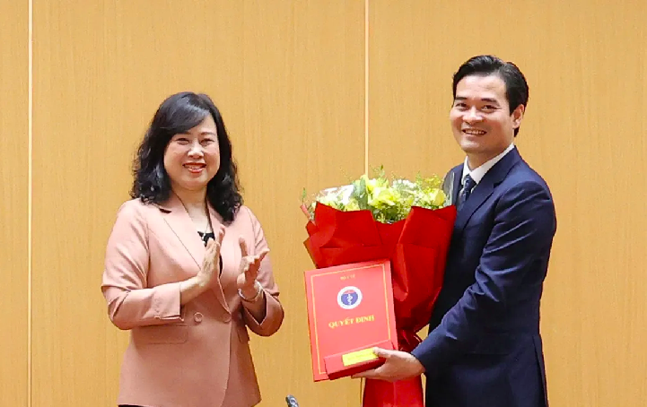 Bộ trưởng Bộ Y tế Đào Hồng Lan trao quyết định cho TS.DS. Chu Quốc Thịnh - tân Cục trưởng Cục An toàn thực phẩm.