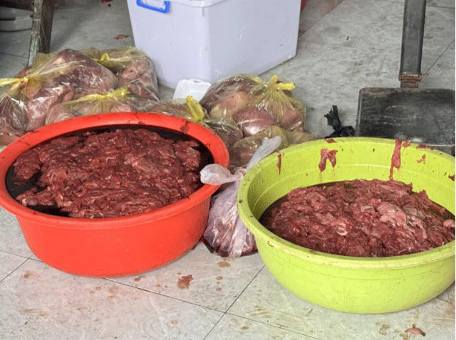 Khu vực chế biến tại nhà riêng của Thái được xác định không bảo đảm vệ sinh.