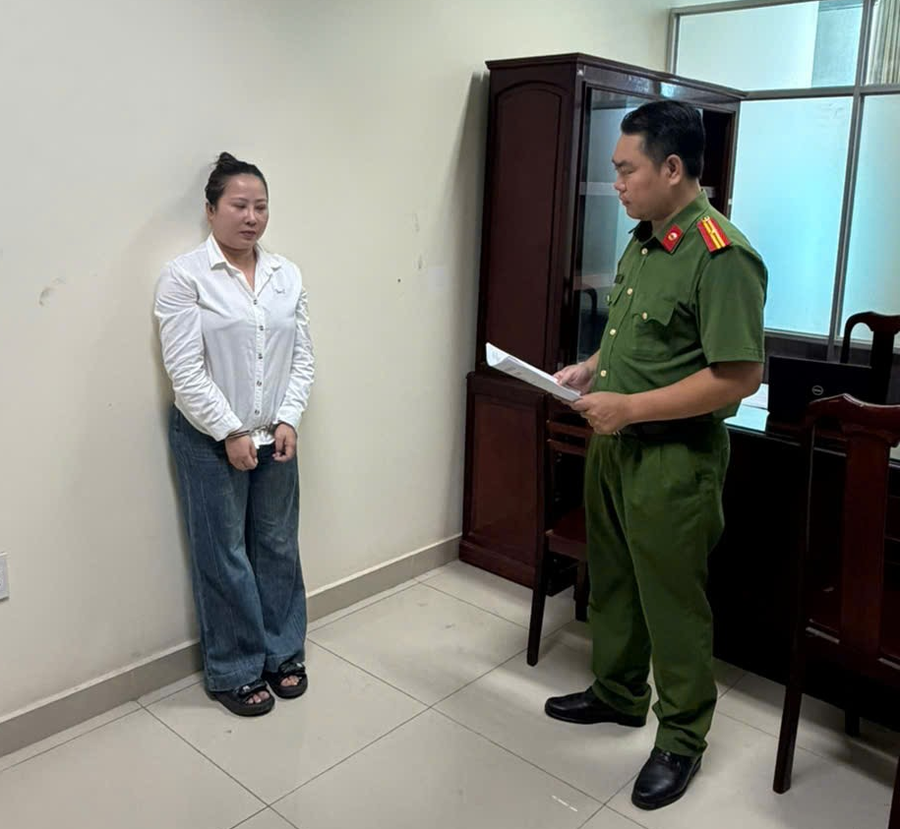 Cơ quan Cảnh sát điều tra tống đạt và thi hành các quyết định, lệnh đối với Trần Thị Kim Xuyến. (Ảnh: Công an TP Cần Thơ)