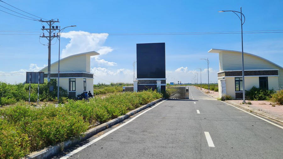 Tuyến đường dẫn vào Khu nông nghiệp ứng dụng công nghệ cao phát triển tôm Bạc Liêu (Ảnh: Nhật Hồ).